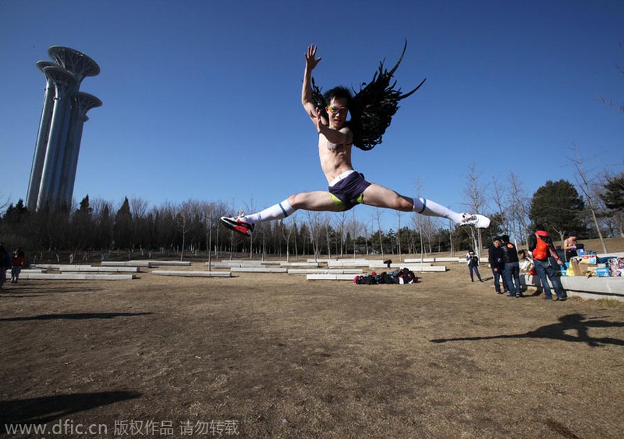 Un corredor salta posa durante la 4ta "Carrera al desnudo" en el Parque Forestal Olímpico de Pekín. El evento tiene como objetivo promover la protección del medio ambiente. [Foto: IC]