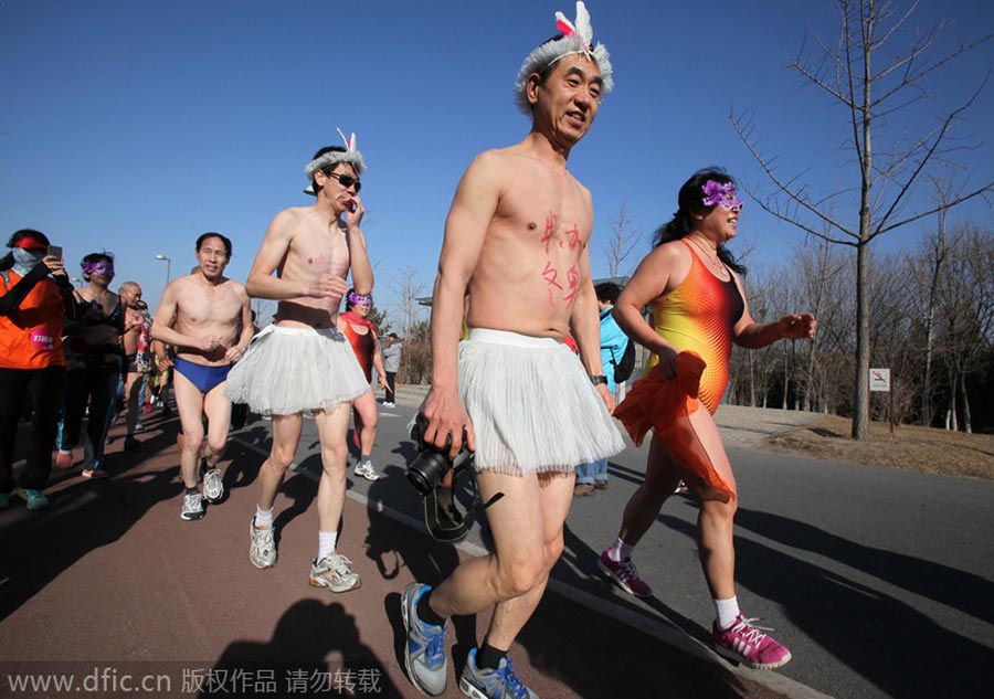 Corredores participan en la 4ta "Carrera al desnudo" en el Parque Forestal Olímpico de Pekín. [Foto: IC]