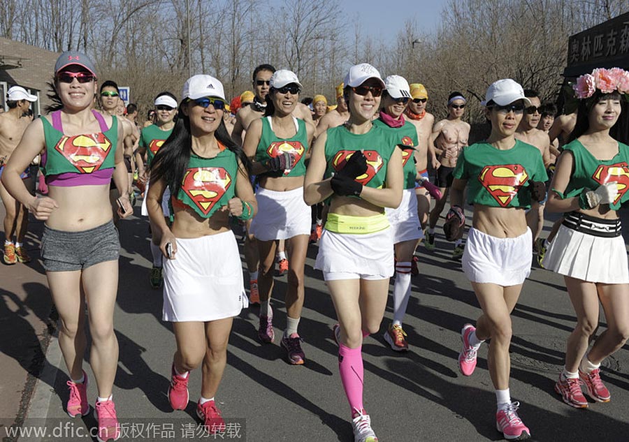 Disfrazadas de super mujeres, un grupo de maduritas toman parte en la 4ta "Carrera al desnudo" en el Parque Forestal Olímpico de Pekín. [Foto: IC]