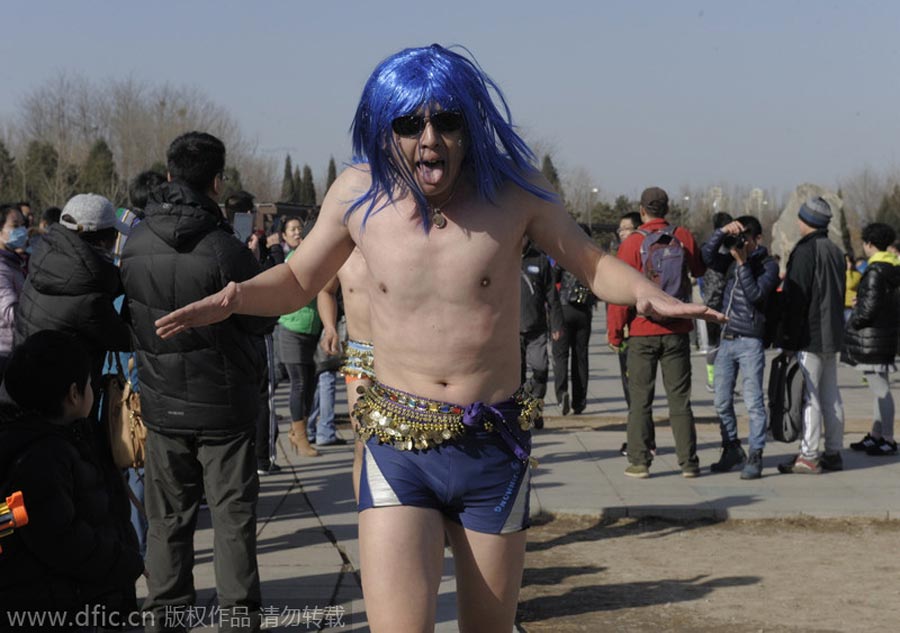 Un corredor saluda durante la 4ta "Carrera al desnudo" en el Parque Forestal Olímpico de Pekín. [Foto: IC]