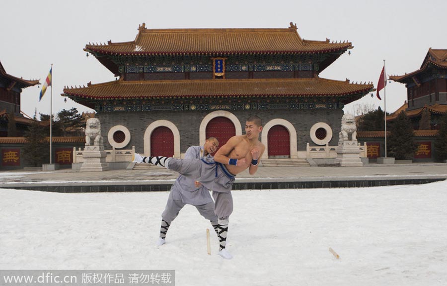 En el templo Wanshou, dos monjes budistas practican kung-fu chino. Changchun, Jilin. [Foto: IC]