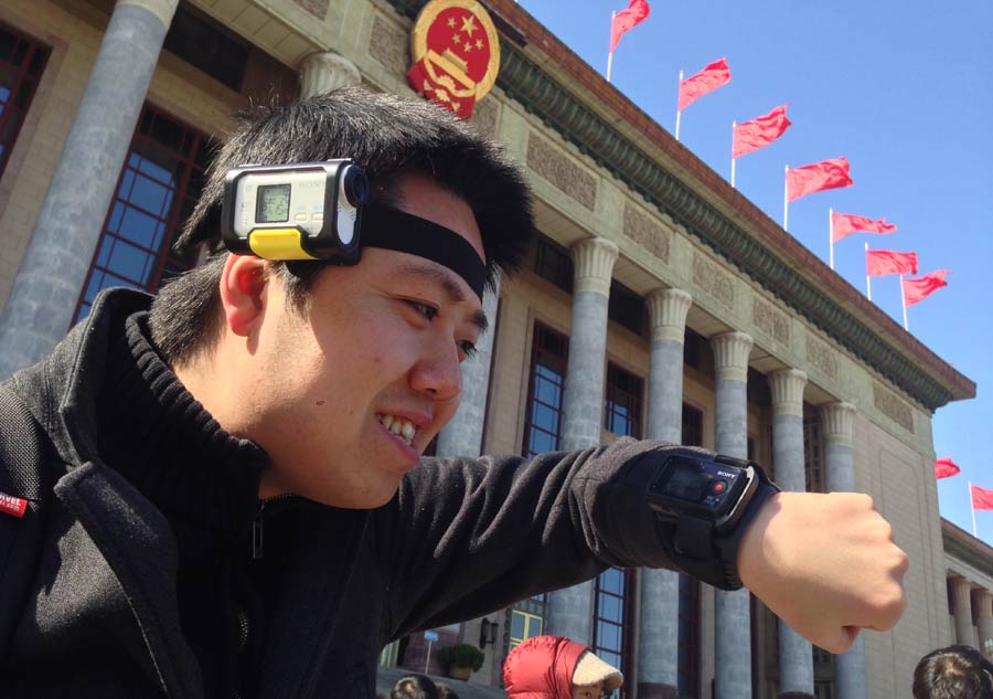 Un reportero chino tiene una cámara "ojo de pescado" sujeta a su cabeza, controlada de forma inalámbrica en su reloj pulsera, lo que le permite filmar, hacer pases en vivo y tomar fotos sin necesidad de otros aditamentos.(Foto: Jiang Dong)