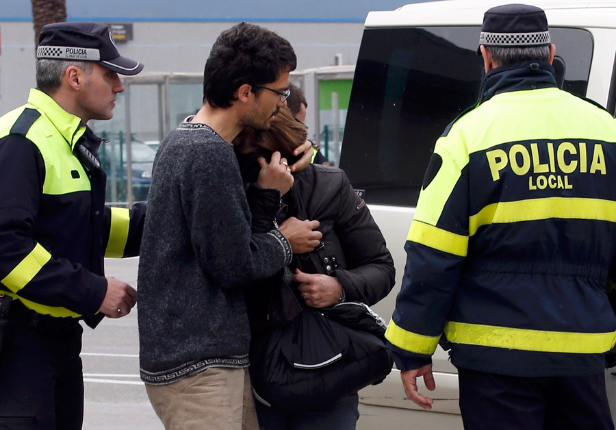 Familiares de los pasajeros del vuelo de Germanwings lloran a sus víctimas