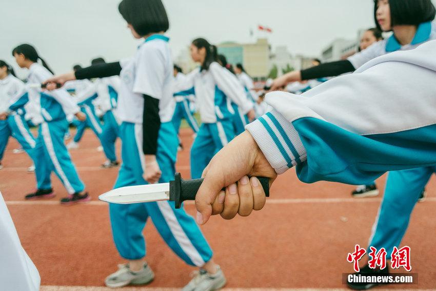 Estudiantes de primer año especializados en enseñanza preescolar llevan a cabo un entrenamiento militar obligatorio en una escuela de Huizhou, provincia de Guangdong, el 27 de marzo de 2015. 