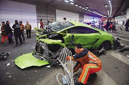 Un trabajador ajusta la barra de protección, que quedó desfigurada por el impacto del Lamborghini. 