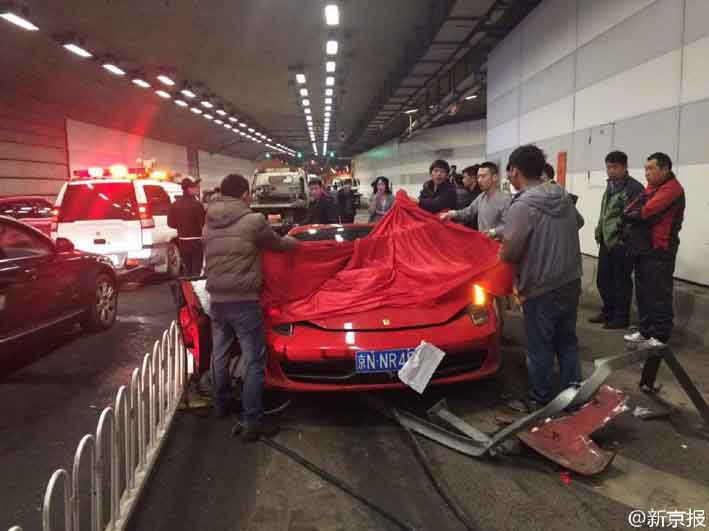 El conductor del Ferrari cubrió su matrícula después del accidente de tráfico. 