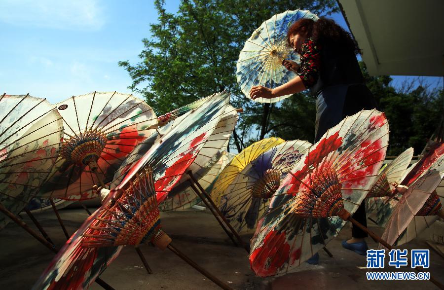 Paraguas de papel de aceite, patrimonio cultural inmaterial a nivel nacional de la provincia de Sichuan 1