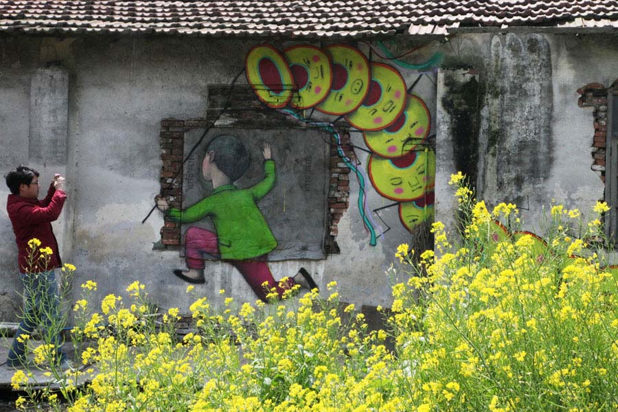 Pintura de Julien Seth Malland en una pared en una aldea del pueblo Fengjing en el distrito Jinshan de Shanghai. [Foto/Xinhua] 
