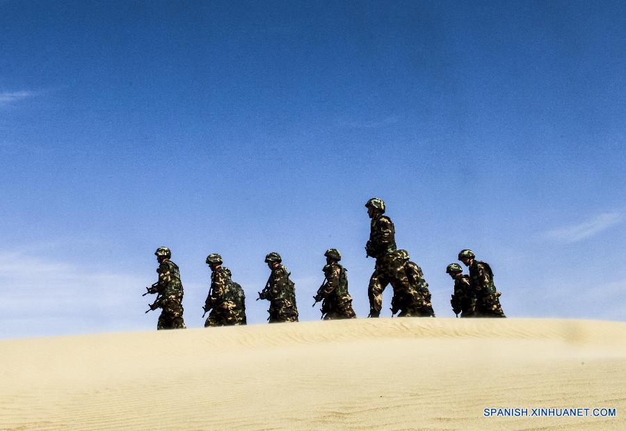 Soldados participan en un simulacro militar en desierto