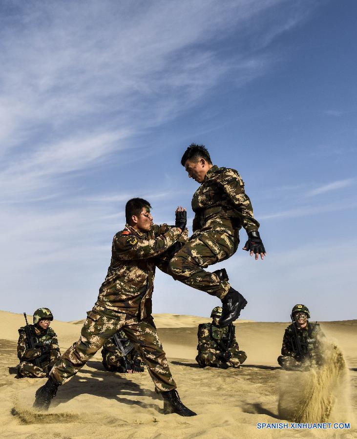 Soldados participan en un simulacro militar en desierto