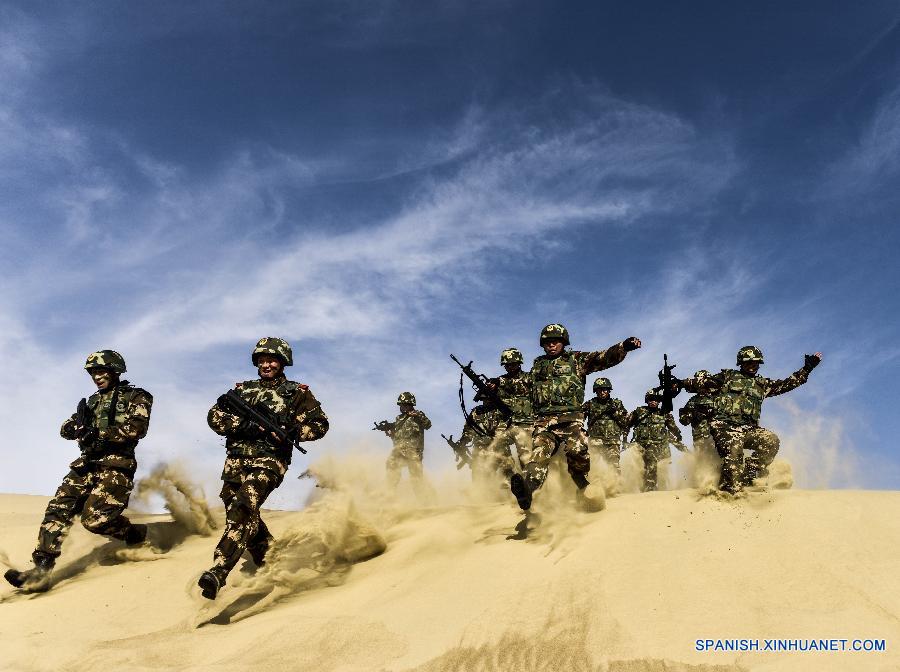 Soldados participan en un simulacro militar en desierto