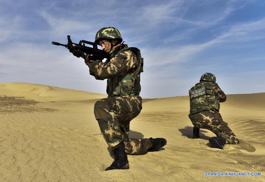 Soldados participan en un simulacro militar en desierto