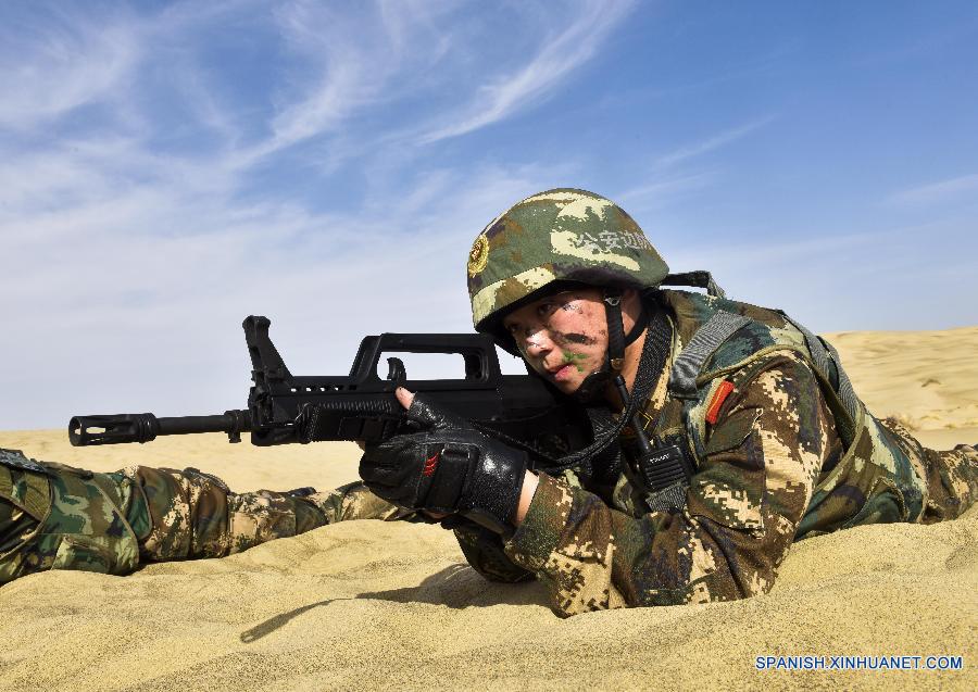 Soldados participan en un simulacro militar en desierto