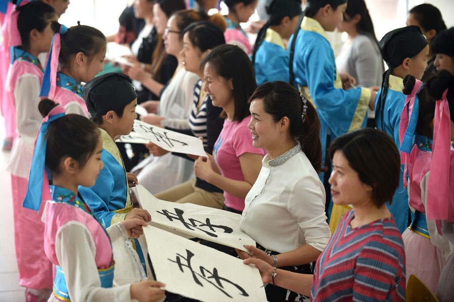 Los estudiantes regalan caligrafías a sus madres en un día especial