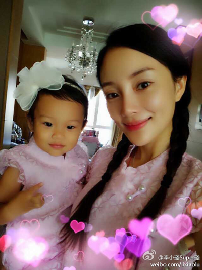 Actriz china Li Xiaolu y su hija.
