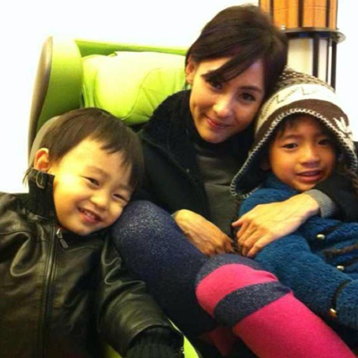 Actriz china Cecilia Cheung con sus dos hijos.