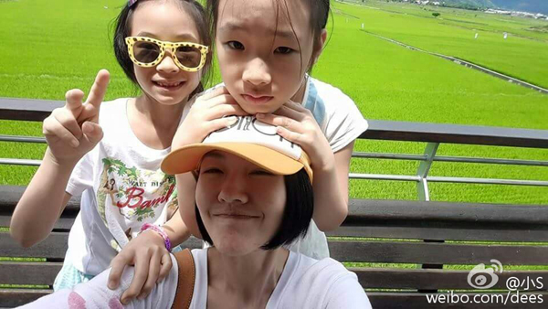 Presentadora Dee Hsu con sus hijas.