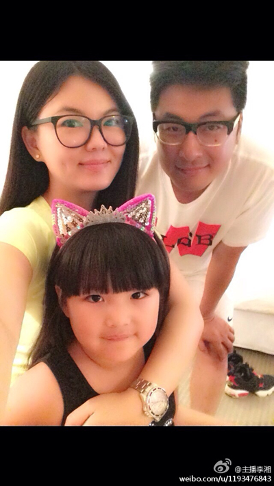 Presentadora de televisión Li Xiang (izquierda), su esposo y director Wang Yuelun (derecha) con su hija Angela.