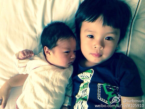 El hijo (derecha) y la hija de la actriz Sun Li.