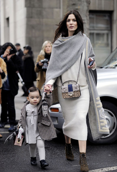 Blogger de moda Hedvig Sagfjord Opshaug con su hija en el otoño/invierno 2015, Semana de Moda de London.