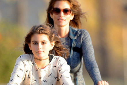 Modelo Cindy Crawford y su hija montan bicicletas.