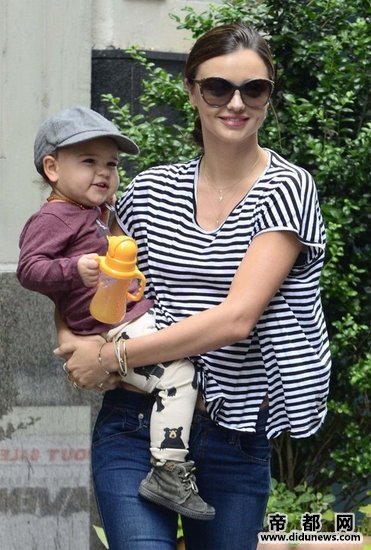 Miranda Kerr con su hijo Flynn Bloom.