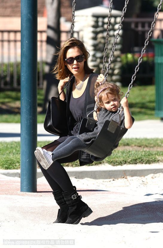 Jessica Alba y su hija juegan un columpio.