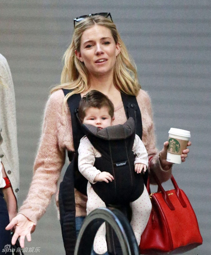 Actriz Sienna Miller y su hija Marlowe.