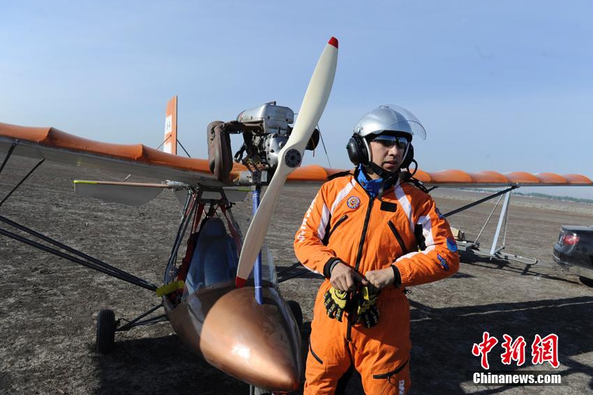 Yang Shijun se prepara para hacer volar su avión pequeño de fabricación casera hasta una altura de 200 metros en la ciudad de Changchun, provincia de Jilin, el 10 de mayo de 2015.