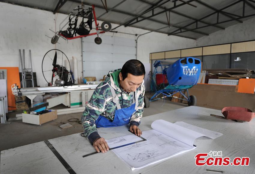 Yang Shijun trabaja en su casa en la fabricación de un avión pequeño, la ciudad de Changchun, provincia de Jilin, el 10 de mayo de 2015. Yang, de 45 años, ha realizado dos vuelos de prueba en el pasado y ha logrado volar durante 2,5 horas. Yang dice que el avión se llamará como su padre, Jinhai. El ingenioso planea construir tres aviones biplaza en el futuro. [Foto/ECNS]