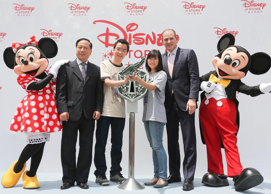 Los personajes de Disney Mickey (derecha) y Minnie Mouse durante la ceremonia de apertura de la tienda de Disney en Shanghai, el 20 de mayo de 2015. El establecimiento, con una superficie de 5.860 metros cuadrados en el distrito financiero de Lujiazui, abrió sus puertas el miércoles. (Ting Ding/Xinhua)