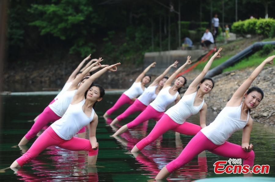 Practicantes de yoga bailan sobre el agua