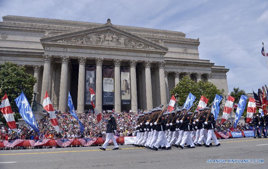 Conmemoran con desfile Día de los Caídos en Washington DC