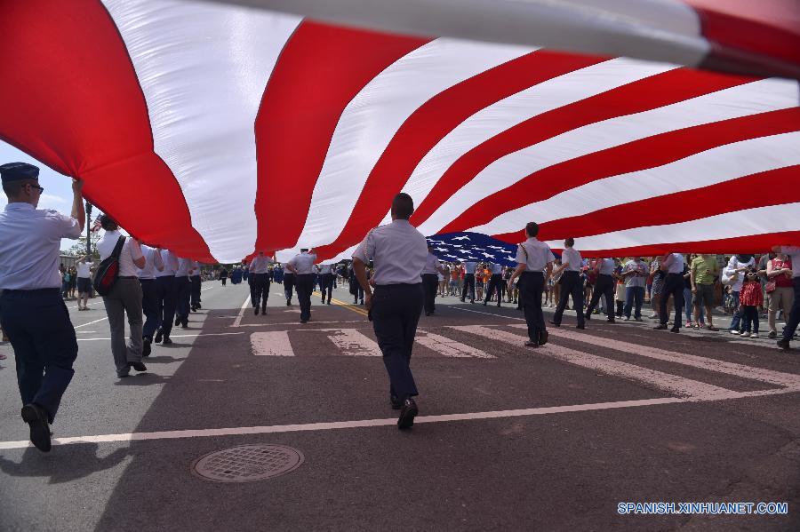 Conmemoran con desfile Día de los Caídos en Washington DC