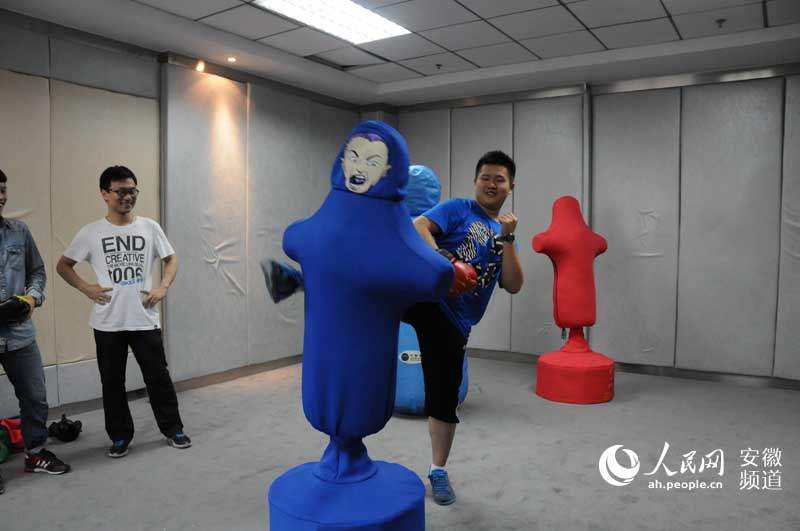 Los estudiantes golpean maniquíes en la sala de ventilación del centro de orientación psicológica de la Escuela Secundaria Nº 8 en la provincia de Anhui, el 15 de mayo de 2015. (Foto: Liu Ying y Hou Yao / Pueblo en Línea)