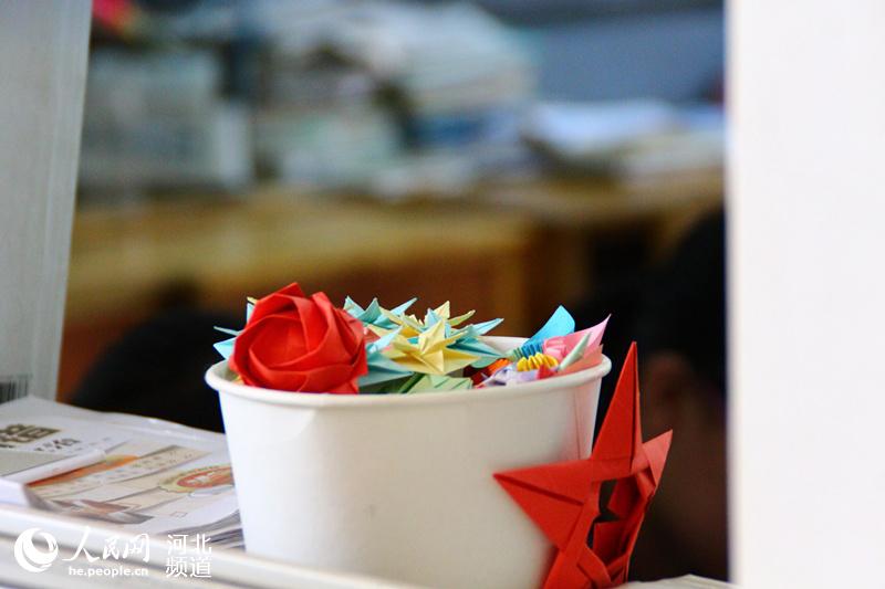 Los estudiantes de Escuela Secundaria Nº 38 de Shijiazhuang de la provincia de Hebei se regalan flores y grullas de papel para darse ánimo, el 20 de mayo de 2015. (Foto: Hao Jiakai / Pueblo en Línea)