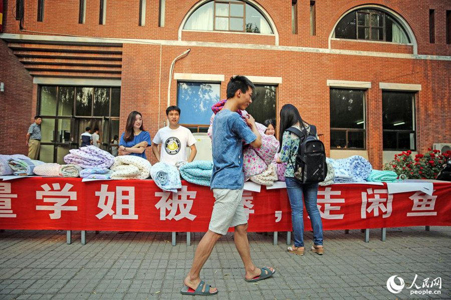 Xiao Lei compra el edredón que perteneció a una estudiante coreana ya graduada. (Foto/Pueblo en Línea)