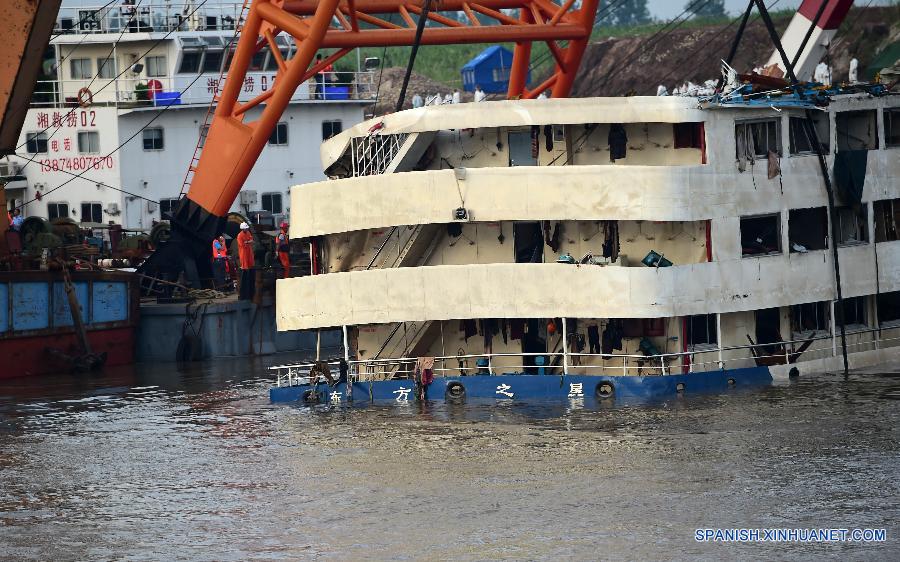 Levantan barco chino hundido en busca de desaparecidos