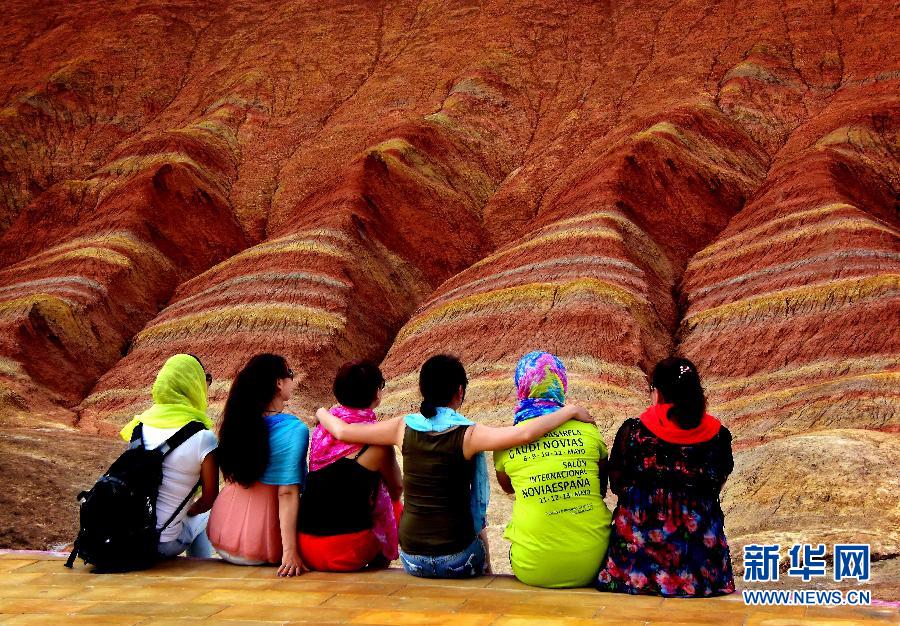 Los turistas disfrutan del singular relieve Danxia en el Parque Geológico de Zhangye, en Gansu. (Foto: Song Wang)