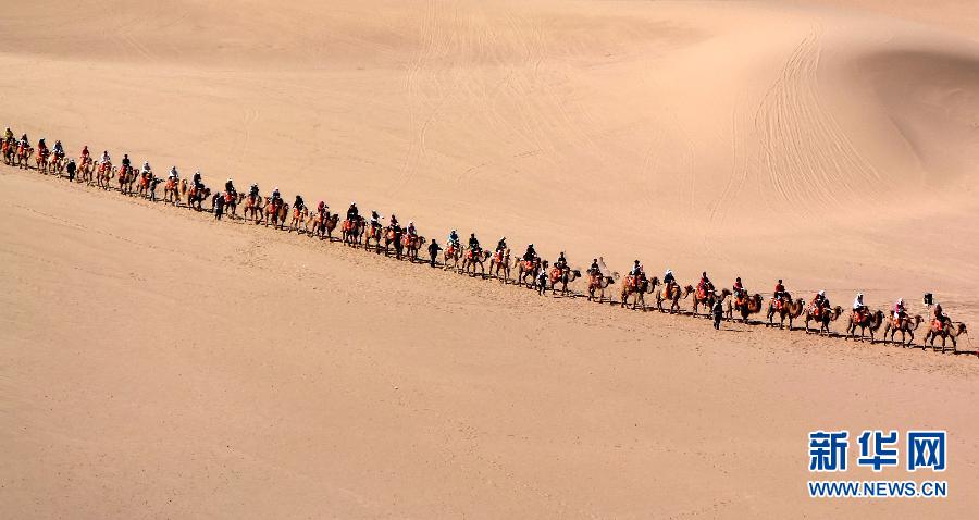 Zona de observación paisajística en Mingshashan, Dunhuang, provincia de Gansu. (Foto: Song Wang)