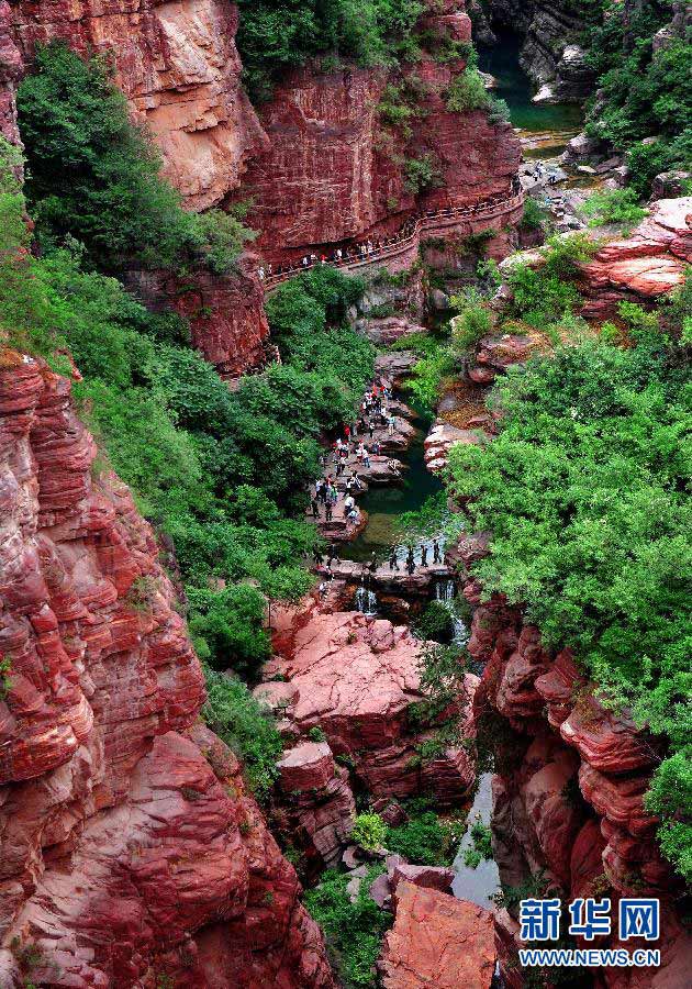 Hongshi (piedra roja) en Jiaozuo, provincia de Henan. Lago Chaka en Wulan, provincia de Qinghai. (Foto: Song Wang)