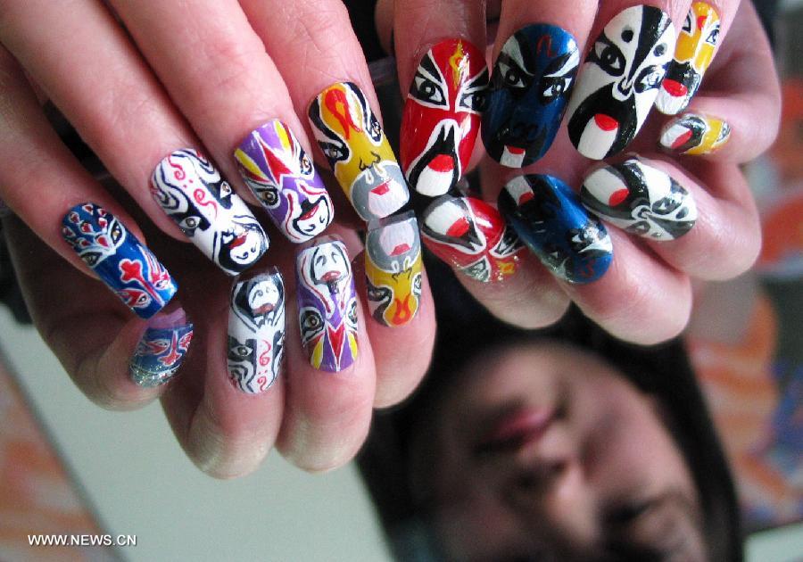 En Jinan, capital de la provincia de Shandong, las mujeres se pintan las uñas con máscaras de la Ópera de Pekín. En China, las máscaras de la Ópera de Pekín se han ido convirtiendo en una nueva moda. (Foto: Zhao Xiaoming)