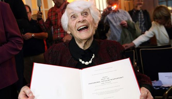 Mujer de 102 años recibe su doctorado