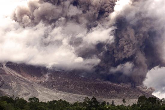 Más de 10 mil personas evacuadas debido al volcán Sinabung en Indonesia