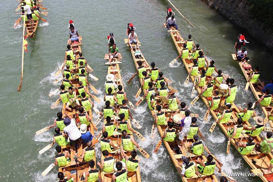 Los competidores reman en los barcos de dragón durante una carrera celebrada en el río Xiaoshuihe para celebrar el Festival del Barco de Dragón en Yongzhou, provincia de Hunan, el 16 de junio de 2015. Cerca de 100 barcos de dragón participaron en el campeón el martes. El Festival del Barco de Dragón, también conocido como Festival Duanwu, se celebra anualmente en el quinto día del quinto mes del calendario lunar chino, que este año cae en 20 de junio. [Foto/Xinhua]