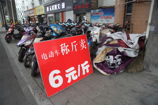 Un hombre de Zhejiang vende bicicletas eléctricas al peso
