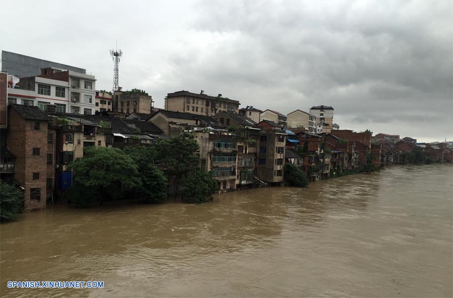 Tormentas de lluvia dejan 3 muertos y miles de evacuados en sur de China 