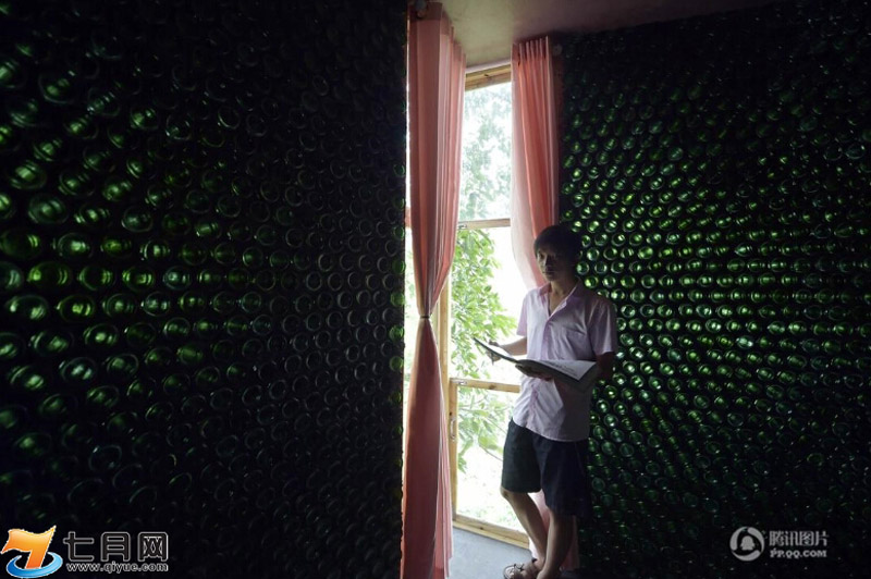 Oficina de Li Rongjun hecha con botellas de cerveza.