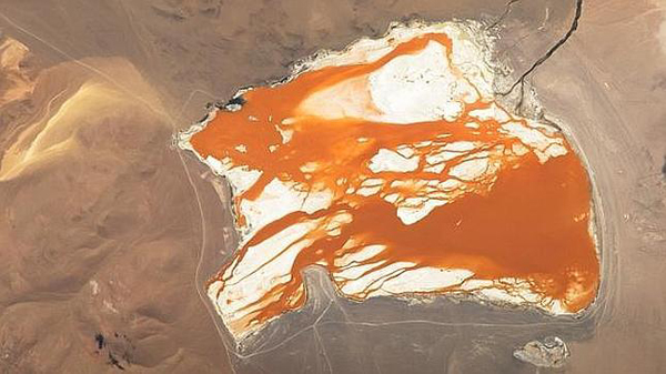 Impresionante imagen de un lago naranja en Bolivia desde el espacio