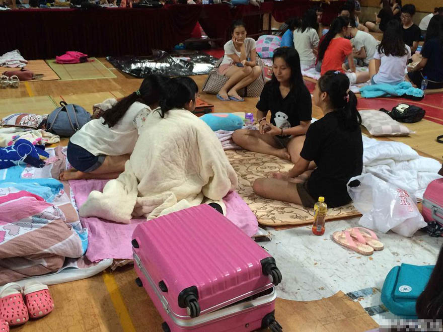 Los estudiantes pasan la noche en el suelo del gimnasio en la Universidad Normal de Wuhan, provincia de Hubei, el 29 de junio de 2015.